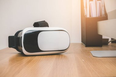 VR sanal gerçeklik akıllı telefon kulaklık konsepti üzerine ahşap masa