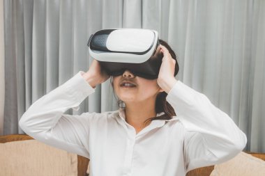 Bir kadın giyiyor ve sanal gerçeklik Vr bardakta zevk oynamak