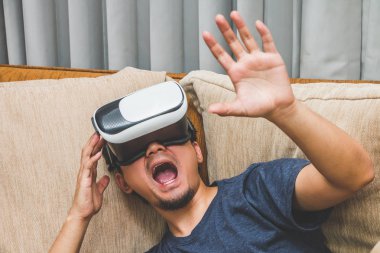 Asya adam giyen ve sanal gerçeklik oynarken zevk oyun conte