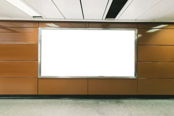Lege reclame billboard op de muur van lopen manier in Metro st Rechtenvrije Stockafbeeldingen