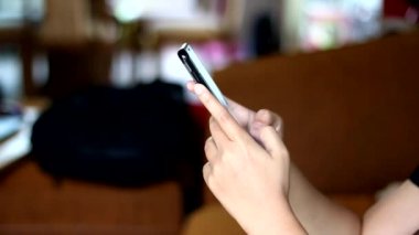 Kullanarak ve evde akıllı telefon aygıt üzerinde hızlı kısa mesaj yazarak kadın eller yukarı kapatın 