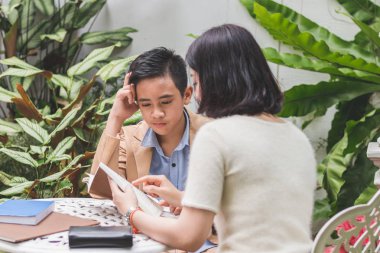 Ev ödevi karışık genç kardeşi öğretim kız kardeşi