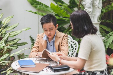 Genç kardeş dikkat ev ödevi eğitim genç kardeş dinle