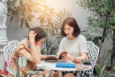 Genç kardeş dikkat ev ödevi eğitim genç kardeş dinle