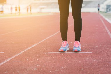 Yol portre üzerinde ayakkabı., üzerinde zaman günbatımı çalışan genç bayan