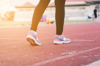 Yol portre üzerinde ayakkabı., üzerinde zaman günbatımı çalışan genç bayan