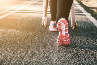 Yol portre üzerinde ayakkabı., üzerinde zaman günbatımı çalışan genç bayan