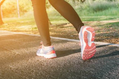 Yol portre üzerinde ayakkabı., üzerinde zaman günbatımı çalışan genç bayan