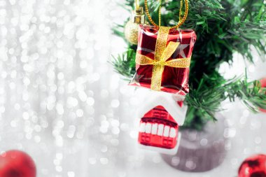 Bokeh arka planda ağaç dekore Noel topları