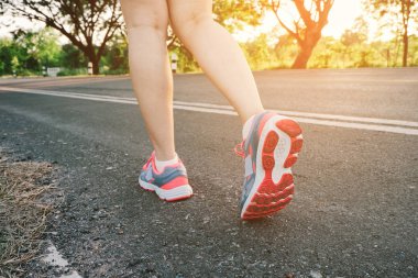 Yol portre üzerinde ayakkabı., üzerinde zaman günbatımı çalışan genç bayan