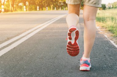 Yol portre üzerinde ayakkabı., üzerinde zaman günbatımı çalışan genç bayan