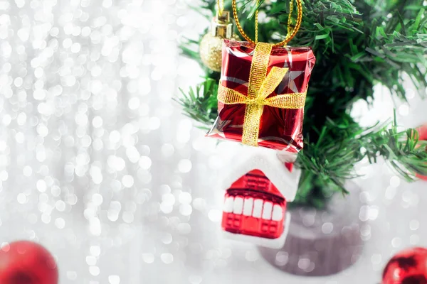 Bokeh arka planda ağaç dekore Noel topları