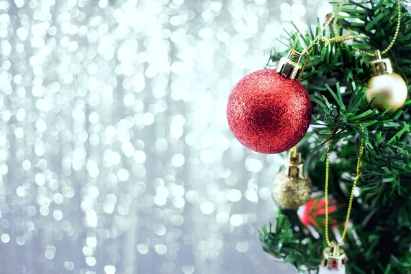圣诞球装饰在树的散景背景 — 图库照片