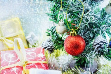 Noel topları bir şekilde dekore edilmiş ve beyaz arka plan üzerinde diğer