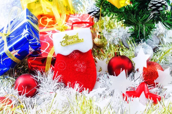 Calcetín Navidad decorado y otro fondo borroso blanco — Foto de Stock