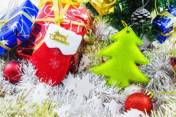 Bolas de Navidad decoradas y otras en el fondo . — Foto de Stock