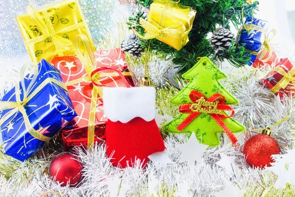 Calzado Navidad decorado y otro fondo borroso blanco — Foto de Stock