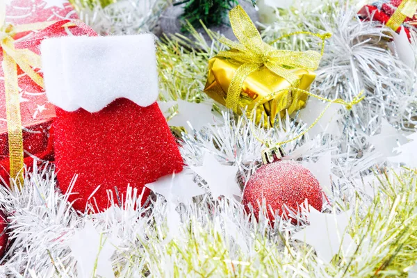 Schuhe weihnachtlich dekoriert und andere weiße Unschärfe Hintergrund — Stockfoto