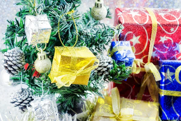 Bolas de Navidad decoradas y otras sobre fondo blanco — Foto de Stock