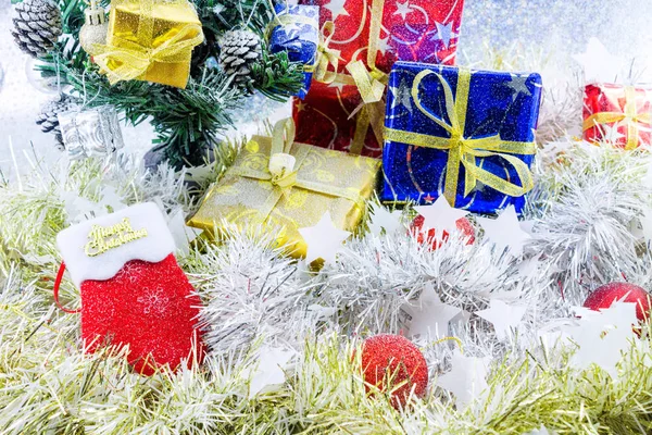 Schuhe weihnachtlich dekoriert und andere weiße Unschärfe Hintergrund — Stockfoto
