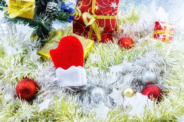 Bolas de Navidad decoradas y otras sobre fondo blanco — Foto de Stock