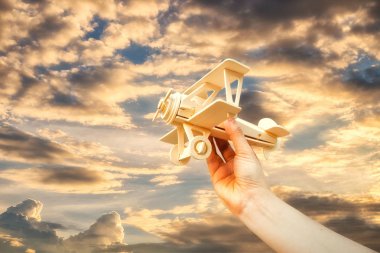 El ahşap uçak ve turuncu gökyüzü saat gün batımında denize indirmek