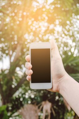 Mobil akıllı telefon açık kullanan genç kadın kadar kapatın.