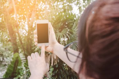 Mobil akıllı telefon açık kullanan genç kadın kadar kapatın.