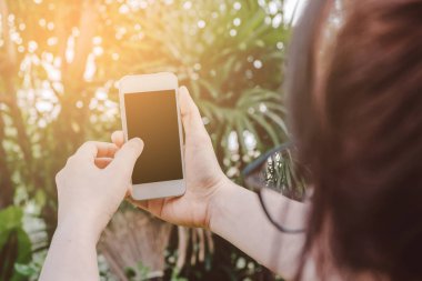 Mobil akıllı telefon açık kullanan genç kadın kadar kapatın.