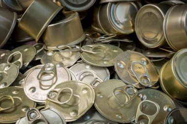 Eski beyaz arka plan üzerinde izole alüminyum konserve.