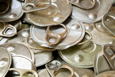 Eski beyaz arka plan üzerinde izole alüminyum konserve.