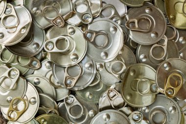 Eski beyaz arka plan üzerinde izole alüminyum konserve.