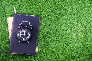 Eğitim kavramı, ekipman ve malzemeleri eski ahşap arka plan üzerinde çalışmak için.