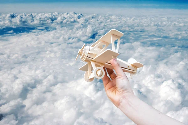 Lancio a mano aereo di legno e cielo blu in giornata nuvolosa — Foto Stock