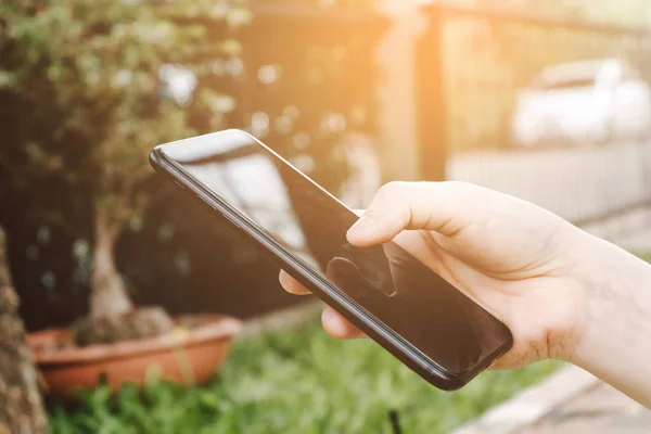 Mobil akıllı telefon açık kullanan genç kadın kadar kapatın.