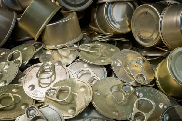 Eski beyaz arka plan üzerinde izole alüminyum konserve.