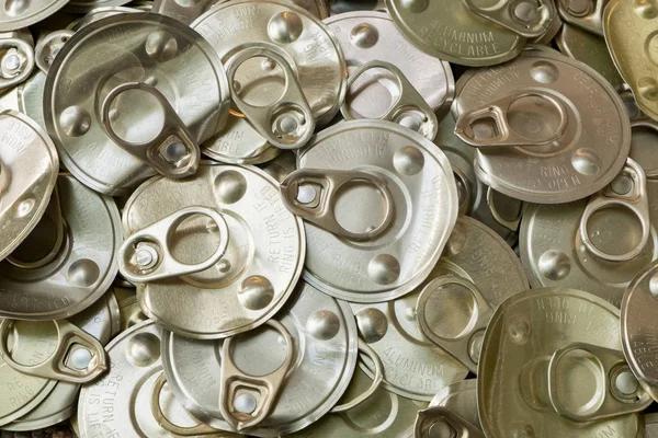 Eski beyaz arka plan üzerinde izole alüminyum konserve.