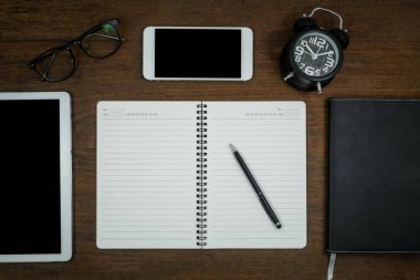 Eğitim kavramı, ekipman ve malzemeleri eski ahşap arka plan üzerinde çalışmak için.