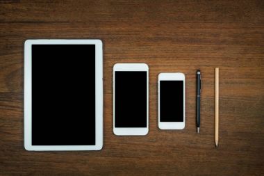 Eğitim kavramı, ekipman ve malzemeleri eski ahşap arka plan üzerinde çalışmak için.