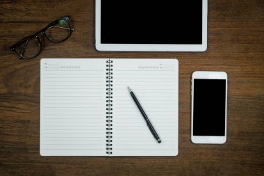 Eğitim kavramı, ekipman ve malzemeleri eski ahşap arka plan üzerinde çalışmak için.