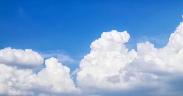 雲が多い青空 — ストック写真