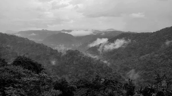 Dağ manzarasına bakan manzara., Siyah ve beyaz tonu