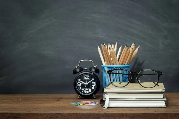 Eğitim kavramı, ekipman ve malzemeleri eski ahşap arka plan üzerinde çalışmak için.