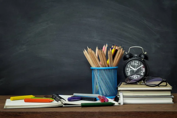 Eğitim kavramı, ekipman ve malzemeleri eski ahşap arka plan üzerinde çalışmak için.