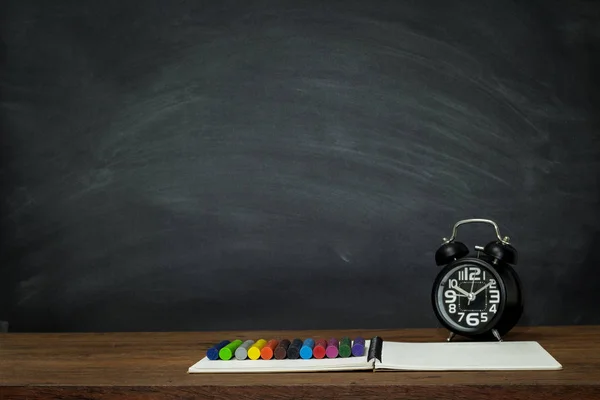 Eğitim kavramı, ekipman ve malzemeleri eski ahşap arka plan üzerinde çalışmak için.
