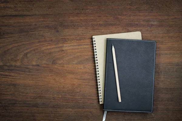 Eğitim kavramı, ekipman ve malzemeleri eski ahşap arka plan üzerinde çalışmak için.