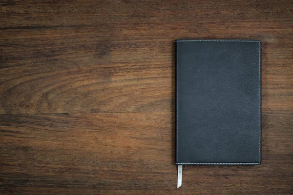 Eğitim kavramı, ekipman ve malzemeleri eski ahşap arka plan üzerinde çalışmak için.