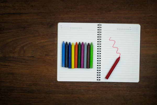 Eğitim kavramı, ekipman ve malzemeleri eski ahşap arka plan üzerinde çalışmak için.