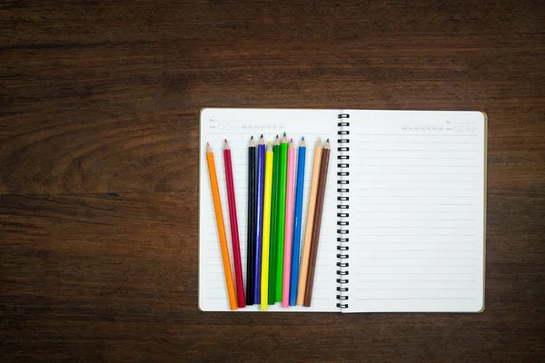 Eğitim kavramı, ekipman ve malzemeleri eski ahşap arka plan üzerinde çalışmak için.