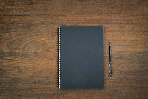 Eğitim kavramı, ekipman ve malzemeleri eski ahşap arka plan üzerinde çalışmak için.